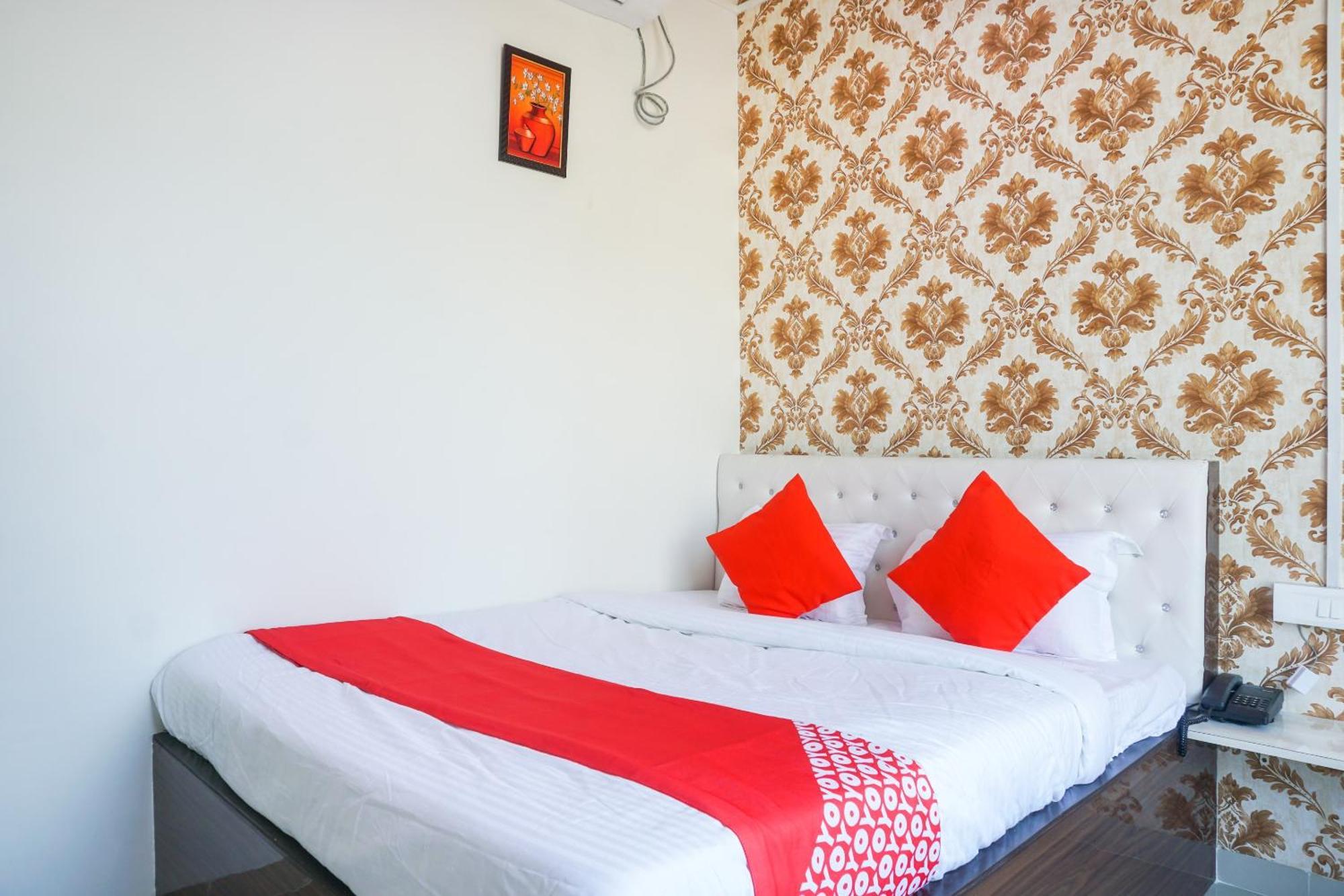 Hotel OYO 46725 Nitya Executive Phursungi Exterior foto