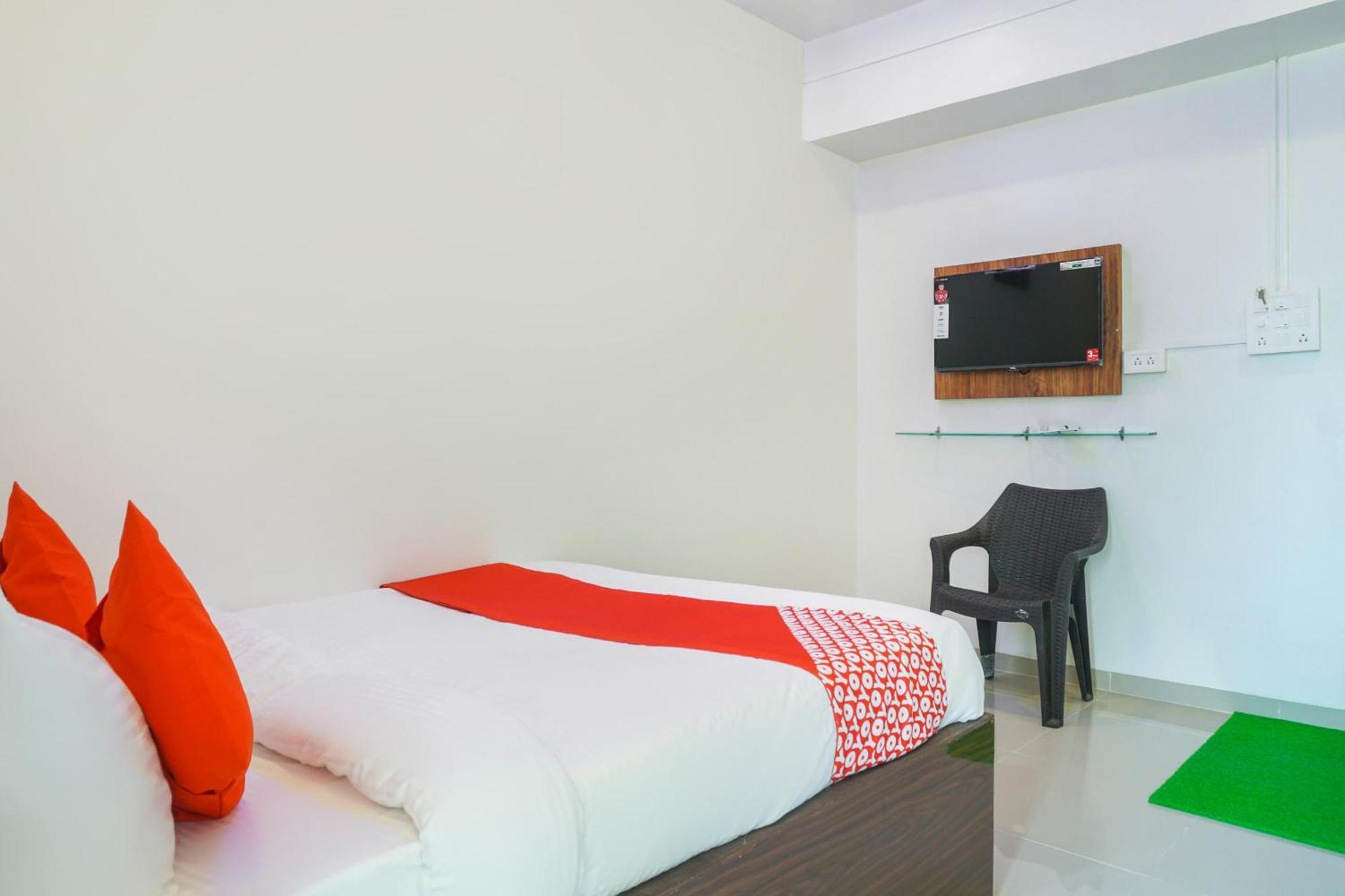 Hotel OYO 46725 Nitya Executive Phursungi Exterior foto