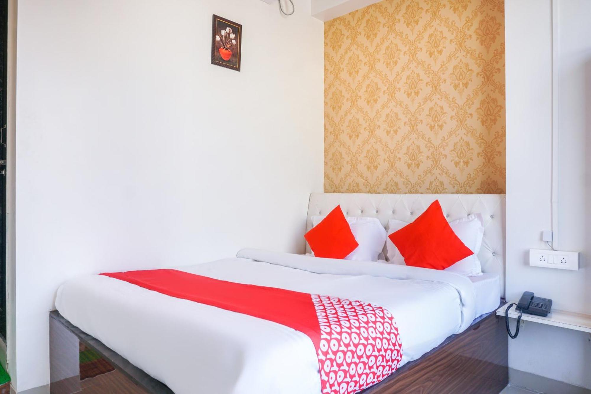 Hotel OYO 46725 Nitya Executive Phursungi Exterior foto