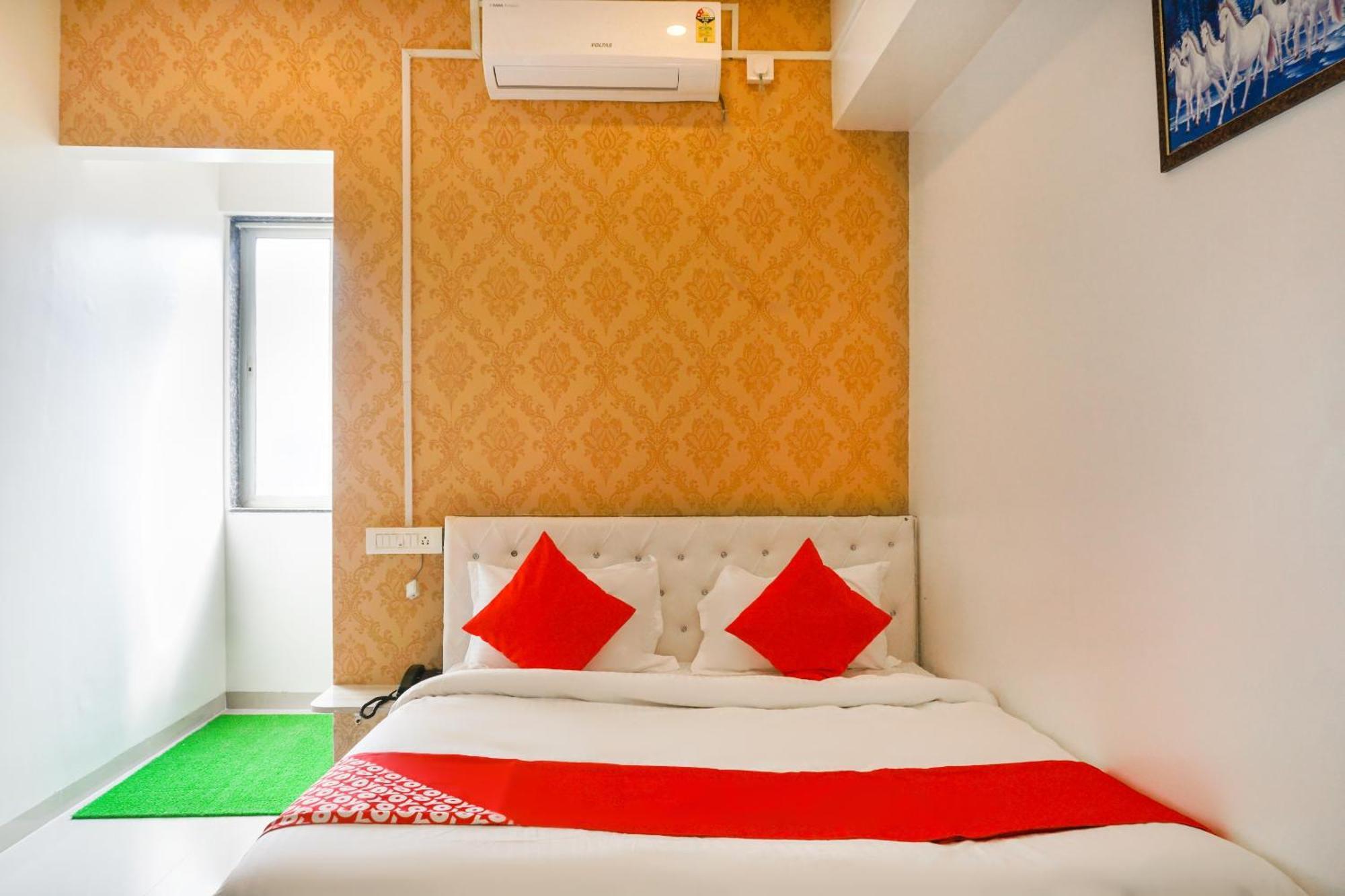Hotel OYO 46725 Nitya Executive Phursungi Exterior foto